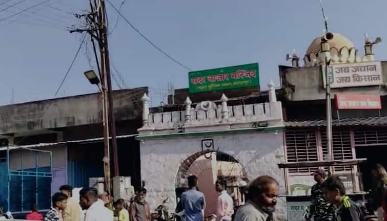 Kolhapur Crime person stabbed due to dispute between the Board of Directors of Sadar Bazar mosque marathi news  Kolhapur : कोल्हापुरात मशिद संचालक मंडळाच्या वादातून दिवसाढवळ्या एकावर सपासप वार, प्रकृती गंभीर 