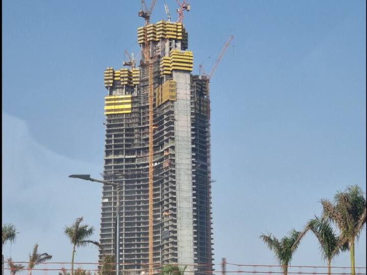 जेद्दा टॉवर की महत्वाकांक्षी डिजाइन और इसको बनाने में कुल 1.23 बिलियन डॉलर की लागत लगने वाली है. ये आने वाले समय में बुर्ज खलीफा को हाइट के मामले में पीछे छोड़ देगा.