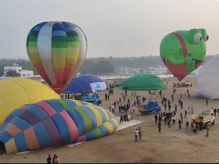 கோவை மாவட்டம் பொள்ளாச்சி பகுதியில் சுற்றுலாத் துறையை மேம்படுத்தும் விதமாக, ஒவ்வொரு ஆண்டும் ஜனவரி மாதம் இந்த பலூன் திருவிழா நடத்தப்பட்டு வருகிறது.