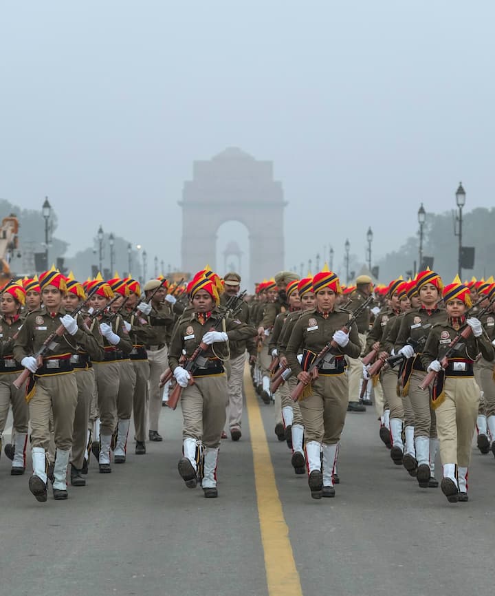 दिल्ली में गणतंत्र दिवस के परेड की तैयारियां शुरू हो गई हैं. कड़ाके की ठंड और कोहरे के बीच कर्तव्य पथ पर जवानों ने मंगलवार (10 जनवरी 2024) को परेड की फुल ड्रेस रिहर्सल की.