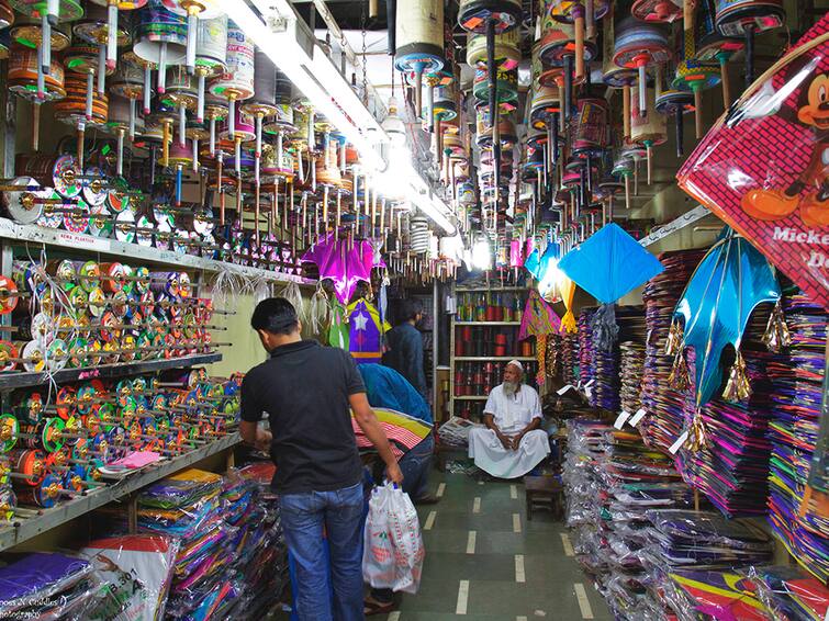 Hyderabad Kites markets buzz with kites ahead of Sankranti in Telugu States more in Hyderabad Sankranti kites: ఎక్కడ చూసిన గాలిపటాల సందడి- ఆకాశంలో కాగితపు హరివిల్లు