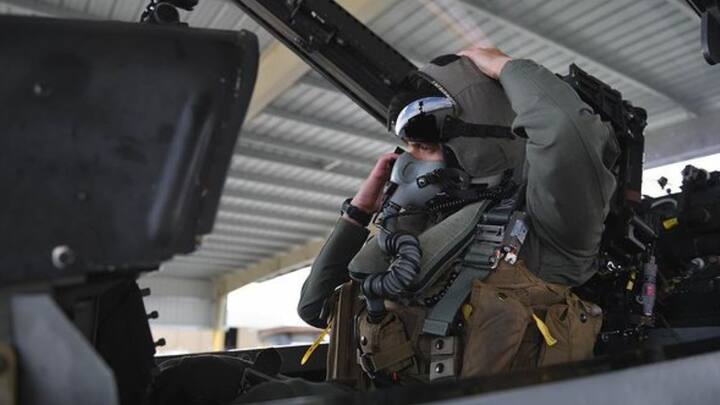 ২০১০ সালে ব্রিটেনের রয়্যাল মিলিটারি অ্যাকাডেমি স্যান্ডহার্স্ট থেকে সেনা আধিকারিক হওয়ার প্রশিক্ষণ নেন প্রিন্স আব্দুল মতীন।  হেলিকপ্টার ওড়াতে পারেন, যুদ্ধবিমানও ওড়াতে পারেন। ব্রুনেইয়ের হয়ে পোলো খেলেছেন, খেলেছেন ফুটবলও।  ছবি: ইনস্টাগ্রাম থেকে সংগৃহীত।