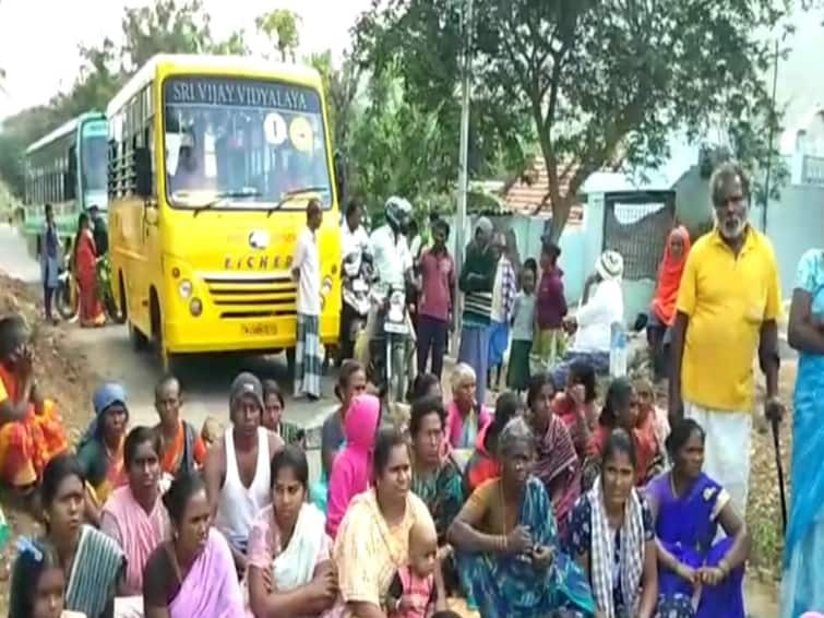 Dharmapuri news Villagers blocked the road with potholes near Bennagaram demanding supply of hogenakkal joint drinking water - TNN பென்னாகரம் அருகே ஒகேனக்கல் கூட்டு குடிநீர் வழங்ககோரி காலிகுடங்களுடன் கிராம மக்கள் சாலை மறியல்