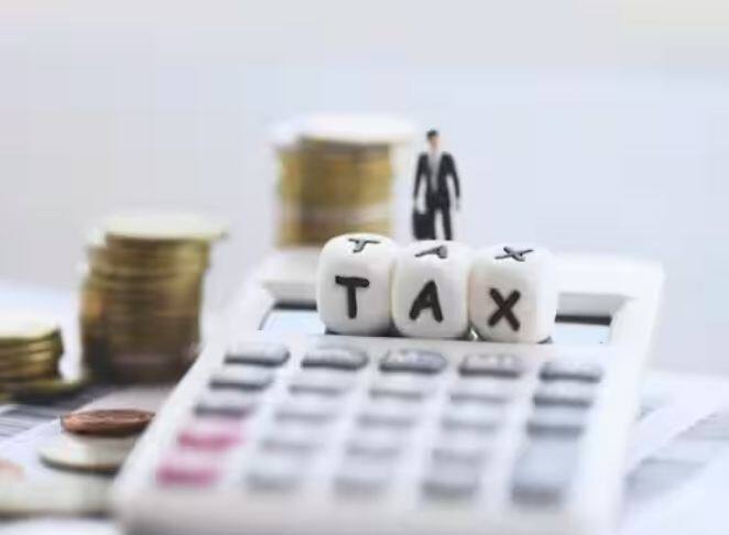 ਟੈਕਸ ਬਚਤ FD ਵੀ ਟੈਕਸ ਛੋਟ ਲਈ ਇੱਕ ਵਧੀਆ ਨਿਵੇਸ਼ ਵਿਕਲਪ ਹੈ। ਇਸ ਯੋਜਨਾ ਦੇ ਤਹਿਤ, ਤੁਸੀਂ 5 ਸਾਲਾਂ ਲਈ ਬੈਂਕ ਜਾਂ ਪੋਸਟ ਆਫਿਸ ਐਫਡੀ ਵਿੱਚ ਨਿਵੇਸ਼ ਕਰਕੇ ਟੈਕਸ ਛੋਟ ਦਾ ਲਾਭ ਪ੍ਰਾਪਤ ਕਰ ਸਕਦੇ ਹੋ। ਇਸ ਯੋਜਨਾ ਦੇ ਤਹਿਤ, ਤੁਹਾਨੂੰ ਧਾਰਾ 80C ਦੇ ਤਹਿਤ 7.70 ਪ੍ਰਤੀਸ਼ਤ ਵਿਆਜ ਦਰ ਦੇ ਨਾਲ-ਨਾਲ 1.50 ਲੱਖ ਰੁਪਏ ਦੀ ਸਾਲਾਨਾ ਛੋਟ ਮਿਲ ਰਹੀ ਹੈ।