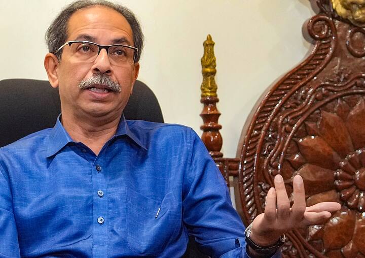 शिवसेना (यूबीटी) प्रमुख उद्धव ठाकरे ने मंगलवार (9 जनवरी 2024) को मुंबई में एक प्रेस कॉन्फ्रेंस की. इस प्रेस कान्फ्रेंस के अगले दिन ही स्पीकर ने फैसला सुनाया कि शिवसेना असली शिंदे गुट की होगी.