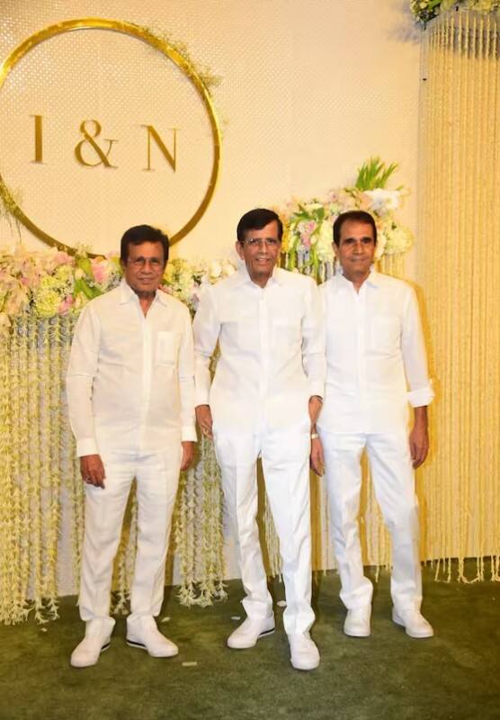 અબ્બાસ-મસ્તાન પણ તેમના ભાઈ હુસૈન બરમાલા સાથે પહોંચ્યા હતા. આ દરમિયાન ત્રણેય ભાઈઓએ પાપારાઝી માટે પોઝ આપ્યા હતા.