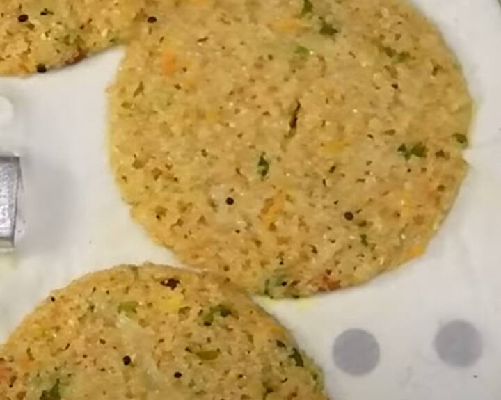 பிறகு ஒரு பேனில் எண்ணெய், கடலை பருப்பு, உளுத்தம் பருப்பு, கடுகு, சீரகம் சேர்த்து கலந்து விடவும்.