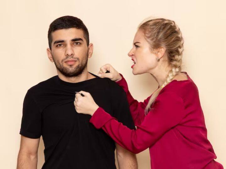 रिश्ता  चाहे भाई-बहन के बीच का हो, पति-पत्नि का हो या माता-पिता का हो, हर रिश्ता समय की मांग करता है. उसकी कमी संबंधों में कड़वाहट पैदा करती है. इसलिए आपको उनके लिए समय निकालना चाहिए. अपने परिवार को सप्ताह के एक दिन का समय दें.