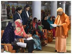 सीएम योगी ने गोरखपुर जनता दर्शन में सुनीं 200 लोगों की समस्या, कहा- ‘पेंशन, मकान, राशनकार्ड सब दिलाएंगे’