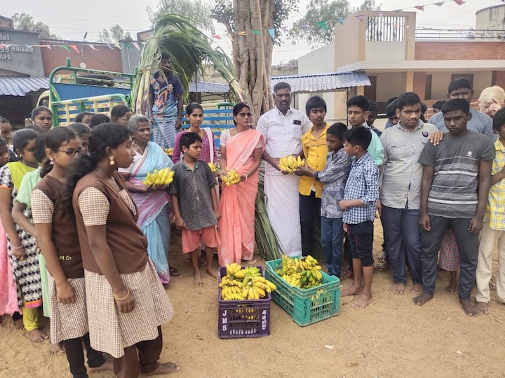 Pongal 2024 Vadukkudi banana farmer who gave bananas and sugarcane bundles to the students - TNN Pongal 2024: மாணவ, மாணவிகளுக்கு வாழைப்பழங்கள், கரும்பு கட்டுகள் வழங்கிய வடுகக்குடி வாழை விவசாயி 