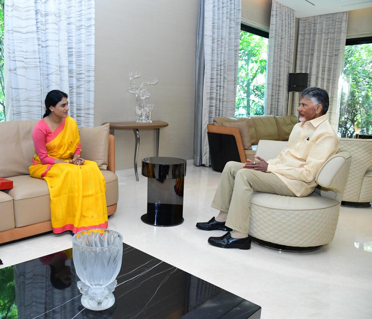 Sharmila Invites Chandrababu: కుమారుని వివాహానికి చంద్రబాబుకు షర్మిల ఆహ్వానం - రాజకీయాలపై కీలక వ్యాఖ్యలు