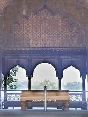 तख्‍ते ताऊस उर्फ मयूर सिंहासन पर बैठने वाला अंतिम मुगल कौन था?