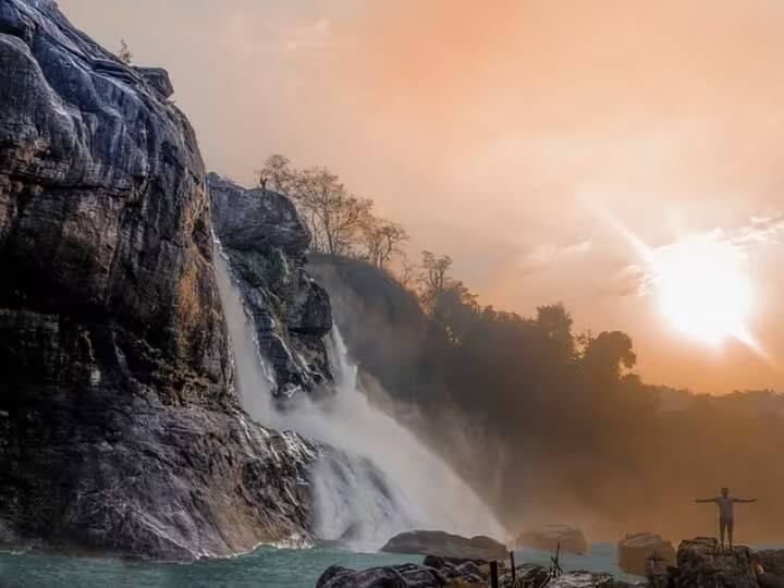 Kerala Tour: કેરળનો પ્રવાસ કરનારા ઇચ્છનારાઓ માટે એક મોટા ન્યૂઝ છે, રેલવેએ આ માટે ખાસ ટૂર પેકેજ લૉન્ચ કર્યુ છે. IRCTCના આ ટૂર પેકેજ દ્વારા તમને કેરળના કુમારકોમ, થેક્કાડી, કુમારકોમ જેવા ઘણા સુંદર સ્થળોની મુલાકાત લેવાની તક મળી રહી છે. કેરળનું આ ટૂર પેકેજ 11 દિવસનું સ્પેશિયલ કેરળ ટૂર પેકેજ છે અને આમાં માત્ર થોડાક જ રૂપિયા ખર્ચીને ઘણીબધી સુવિધાઓ મેળવી શકો છો.