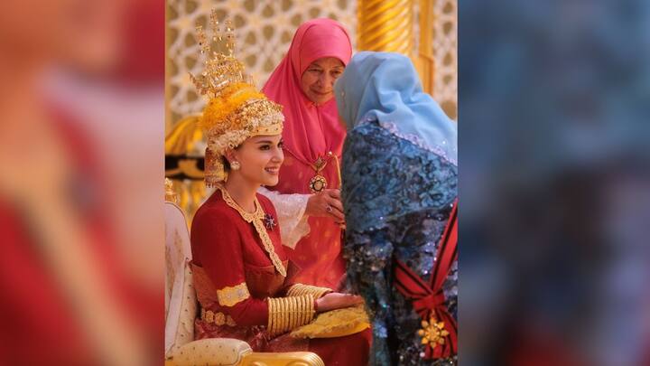 গত ৭ জানুয়ারি প্রিন্স আব্দুল মতীনের বিয়ের অনুষ্ঠান শুরু হয়েছে। যে আনিশা রোশনাহের সঙ্গে বিবাহবন্ধনে আবদ্ধ হলেন, তাঁর ঠাকুরদা পেহিম দাতো ইসা, ব্রুনেইয়ের সুলতানের পরামর্শদাতা। বিয়ে সম্পন্ন হলেও, মোট ১০ দিনের অনুষ্ঠানের আয়োজন হয়েছে।  ছবি: ইনস্টাগ্রাম থেকে সংগৃহীত।