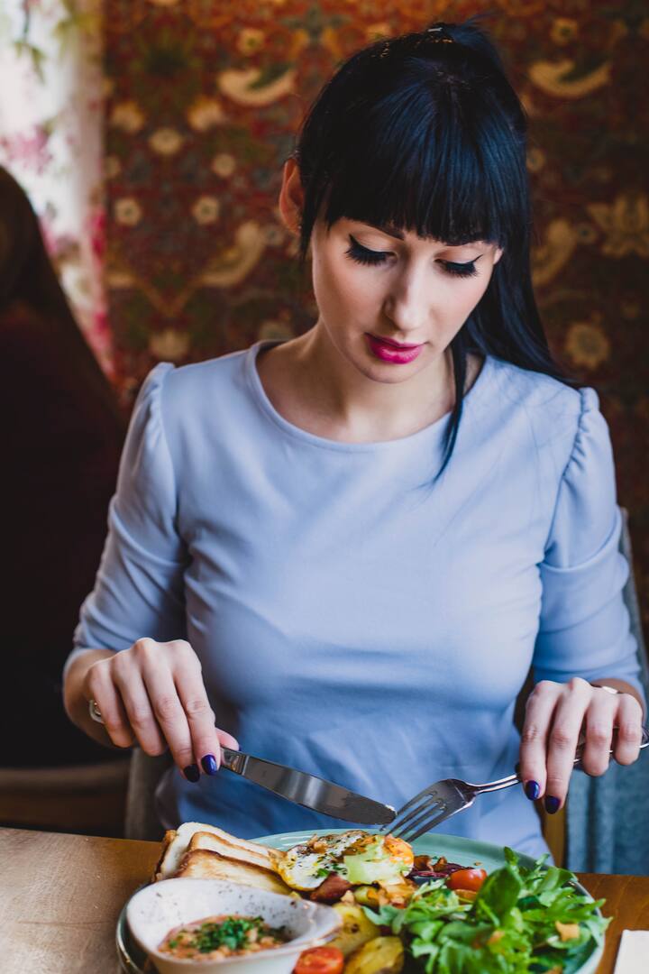 तुम्हालाही पुन्हा पुन्हा खाण्याची सवय आहे का? खाल्ल्यानंतरही भूक लागते का? तर तुम्ही अन्नाच्या लालसेचे शिकार आहात. ही सवय ताबडतोब बदलायला हवी, कारण त्याचा आरोग्यावर वाईट परिणाम होतो.(Photo Credit : pexels )