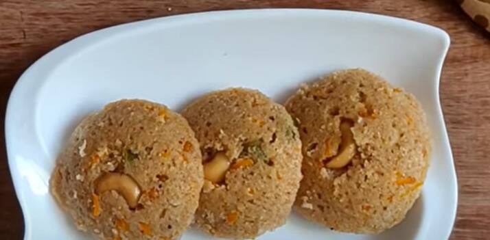 செய்முறை : முதலில் ஒரு பாத்திரத்தில் ரவையை சேர்த்து 5 நிமிடம் வறுத்து கொள்ளவும். ரவை ஆறிய உடன் உப்பு, தயிர் மற்றும் தண்ணீர் சேர்த்து நன்கு கலந்து 1 மணி நேரம் ஊறவைக்கவும்.