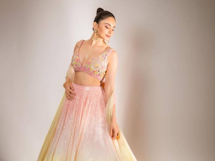 Rakul Preeth Singh Photos : రకుల్ ప్రీతి సింగ్ తన లేటెస్ట్ ఫోటోలను సోషల్ మీడియా వేదికగా షేర్ చేసింది. తన లుక్స్​తో మరోసారి ఫ్యాషన్ అభిమానుల మది దోచుకుంది.