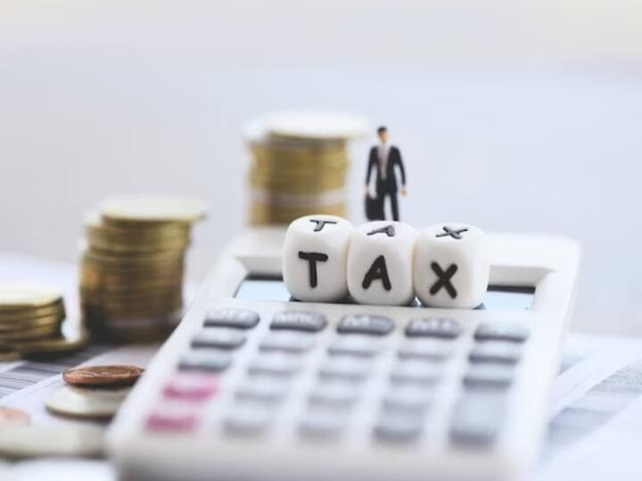 टैक्स सेविंग एफडी भी टैक्स छूट के लिए निवेश का एक शानदार विकल्प है. इस स्कीम के तहत आप 5 साल के लिए बैंक या पोस्ट ऑफिस एफडी में निवेश कर टैक्स छूट का लाभ प्राप्त कर सकते हैं. इस स्कीम के तहत आपको 7.70 फीसदी ब्याज दर के साथ ही सेक्शन 80सी के तहत 1.50 लाख रुपये की सालाना छूट मिल रही है.