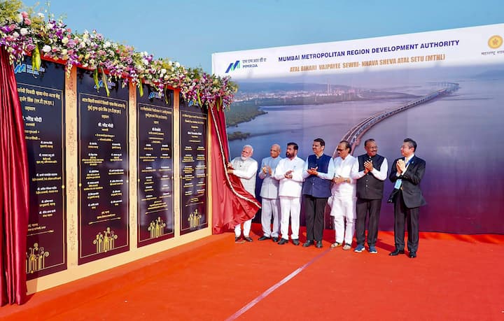 देश के सबसे लंबे समुद्र सेतु मुंबई ट्रांस हार्बर लिंक का उद्घाटन प्रधानमंत्री नरेंद्र मोदी ने गुरुवार (12 जनवरी 2024) को किया, जिसका नाम अटल सेतु रखा गया.