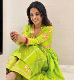 Lohri 2024: लोहड़ी से पहले शहनाज गिल ने दिखाया पटोला लुक, यूं शरमाती दिखीं पंजाब की 'कटरीना कैफ'