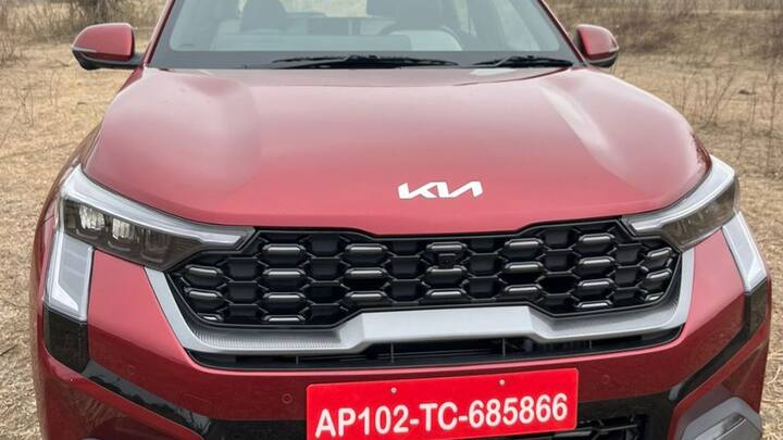 অবশেষে আর কিছুদিনের মধ্যেই বাজারে আসতে চলেছে কিয়া সনেটের ফেসলিফট মডেল। এই অবসরে সংস্থার তরফ থেকে জানা গেল এই নতুন মডেলের দামও। আগের মডেলের তুলনায় দাম বাড়ল নাকি কমল ? সাধ্যের মধ্যেই কি থাকছে কিয়ার এই নতুন ফেসলিফট ? চলুন দেখে নেওয়া যাক।   ছবি- নিজস্ব