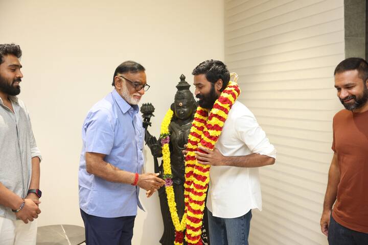 கேப்டன் மில்லர் வெற்றியை கொண்டாடும் வகையில், கதாநாயகன் தனுஷிற்கு, படத்தின் தயாரிப்பு நிறுவனமான சத்யஜோதி பிலிம்ஸ் சார்பில் மாலை அணிவிக்கப்பட்டுள்ளது.