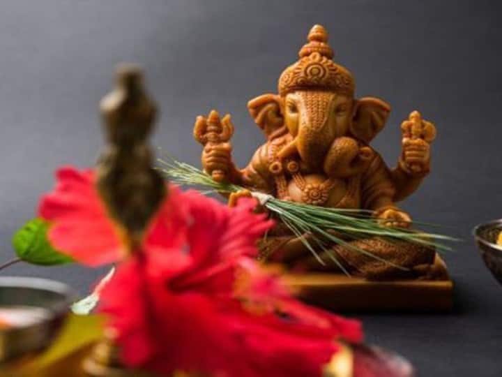 14 जनवरी 2024 को पौष विनायक चतुर्थी पर पूजा में गणेश जी को सिंदूर जरूर चढ़ाएं. आप पूजा करते समय बप्पा को सिंदूर से तिलक करें. इस दौरान ‘सिन्दूरं शोभनं रक्तं सौभाग्यं सुखवर्धनम्। शुभदं कामदं चैव सिन्दूरं प्रतिगृहृताम्।। ओम गं गणपतये नम:’ मंत्र का जप करें. इससे बप्पा आपके सारे कष्ट हर लेंगे.