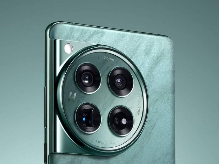 अगर आप वनप्लस 12 को खरीदने की सोच रहे हैं तो आपके लिए ये काम की खबर है. भारत में Oneplus 12 का 12/256GB वेरिएंट 69,999 रुपये में लॉन्च हो सकता है. ई-कॉमर्स वेबसाइट अमेजन ने गलती से फोन की कीमत लॉन्च से पहले लीक कर दी है. कीमत की जानकरी फेमस टिपस्टर ईशान अग्रवाल ने भी एक्स पर शेयर की है.