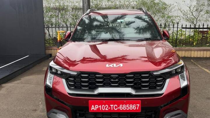 লুকের ক্ষেত্রেও কিয়া সনেটের মডেলে এসেছে আমূল বদল। ডিআরএল, টুইকড বাম্পার ডিজাইন এই মডেলকে আরও একটু বেশি পুরুষালি চেহারা দিয়েছে। নতুন সেলটোস মডেলের মত এখানে জুড়ে গিয়েছে ভার্টিক্যাল ল্যাম্প এবং একটি লাইট বার। ফলে রিয়ার স্টাইলিংয়ের ক্ষেত্রেও পুরনো গাড়ির চেহারার সঙ্গে এর কোনও মিলই খুঁজে পাওয়া যাবে না।   ছবি- নিজস্ব