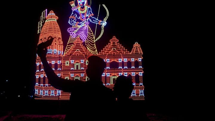 ২২ জানুয়ারি অযোধ্যায় (Ayodhya) রাম মন্দিরের (Ram Mandir) উদ্বোধন। চলছে শেষ মুহূর্তের প্রস্তুতি। রবিবার থেকেই শুরু ধর্মীয় অনুষ্ঠান। বিশেষ পদ্ধতিতে পুজোর জন্য তৈরি হয়েছে হাজারের বেশি যজ্ঞকুণ্ড। দেশের বিভিন্ন প্রান্ত থেকে আসা সাধুরা যজ্ঞে অংশ নেবেন। অন্যদিকে, অযোধ্যায় রামমন্দিরে থাকবে চন্দননগরের (Chandannagar) আলোর ছোঁয়া।