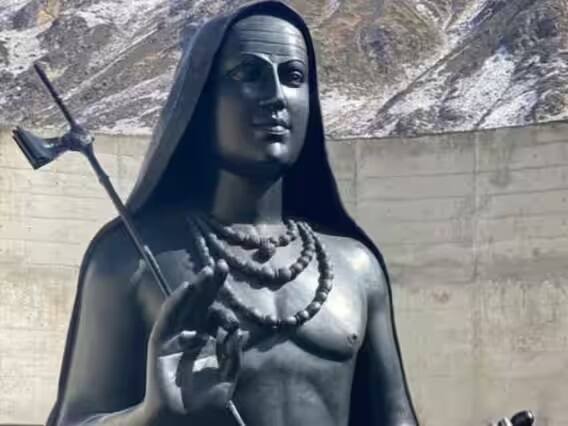 જેમ બંધારણનું અર્થઘટન કરવાનો અંતિમ અધિકાર સર્વોચ્ચ અદાલત પાસે છે, તેવી જ રીતે શંકરાચાર્ય હિંદુ ધર્મમાં અને હિંદુ ધર્મગ્રંથોના અર્થઘટન માટે સર્વોચ્ચ ગુરુ છે. ભારતમાં ચાર મઠોમાં ચાર શંકરાચાર્ય છે.