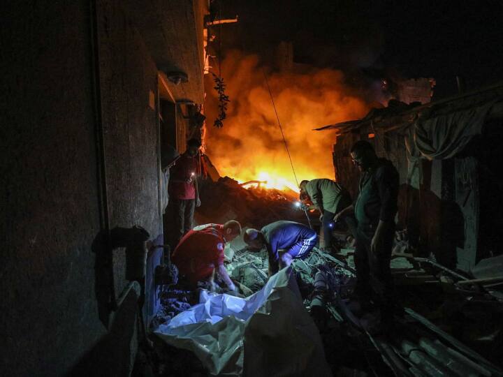 इजरायल के प्रधानमंत्री बेंजामिन नेतन्याहू युद्ध की शुरुआत से एक बात पर अड़े हैं. उनका कहना है कि वो तब तक युद्ध को खत्म नहीं करेंगे, जब तक वो हमास का जड़ से खात्मा न करे दें. इसके लिए उन्होंने अपनी सेना को गाजा पट्टी पर खुलकर हमला करने की छूट दे रखी है.