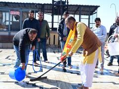 PM मोदी के आह्वान पर BJP ने शिमला के कालीबाड़ी मंदिर में की सफाई, पूर्व CM ने भी हाथ में थामा झाड़ू