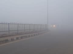 आगरा में सर्दी का सितम, छाया घना कोहरा, थमी गाड़ियों की रफ्तार, विजिबिलिटी बहुत कम