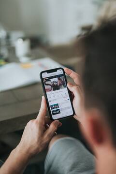 Mobile Phone :  तुम्ही रोज रात्री उशिरापर्यंत मोबाईल वापरता? आरोग्याला होतात 'हे' दुष्परिणाम..