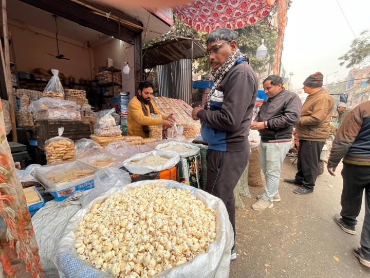 Lohri 2024: लोहड़ी को लेकर नए कपड़ों की भी खरीदारी की गई. साल का पहला त्योहार होने की वजह से लोग बड़े ही उत्साह से इसे मनाते हैं. लोहड़ी के त्योहार को हमेशा से ही धूमधाम से मनाया जाता रहा है.