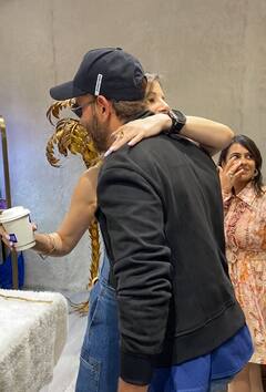 Pics: ज्वेलरी एग्जीबिशन में एक्स हसबैंड ऋतिक रोशन को गले लगाती दिखीं सुजैन खान, ‘फाइटर’ एक्टर का दिखा डेशिंग लुक