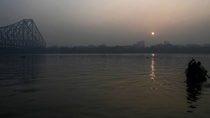 আগামী এক-দু দিন তাপমাত্রা একইরকম থাকবে। মঙ্গলবার থেকে আবহাওয়ার পরিবর্তন হবে। পূর্বাভাসে জানাল আলিপুর আবহাওয়া দফতর।