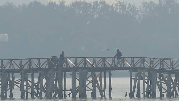 মঙ্গলবার থেকে আবহাওয়ার পরিবর্তন হবে। কলকাতা সহ দক্ষিণবঙ্গে বুধ ও বৃহস্পতিবার বৃষ্টির সম্ভাবনা রয়েছে।