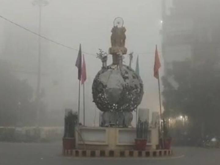 वाराणसी शहरी क्षेत्र के अलावा ग्रामीण क्षेत्रों में शीतलहर ठंड और घने कोहरे का अधिक प्रभाव देखा जा रहा है.