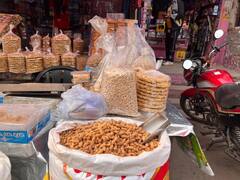 Lohri 2024: लोहड़ी पर दिल्ली के बाजारों में दिखी रौनक, लोग मूंगफली-रेवड़ी खरीदते आए नजर, देखेंं तस्वीरें