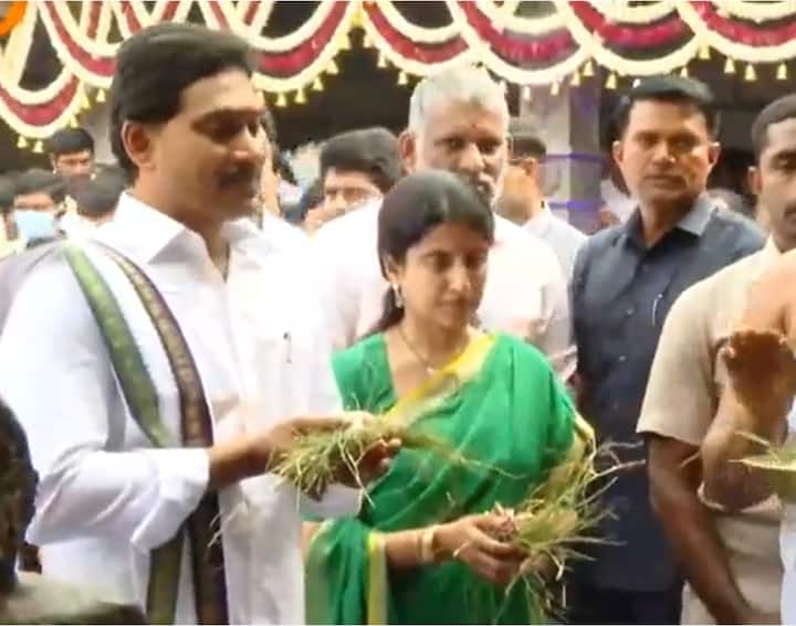 టీటీడీ నమూనా ఆలయంలో పూజలు చేస్తున్న సీఎం జగన్ దంపతులు