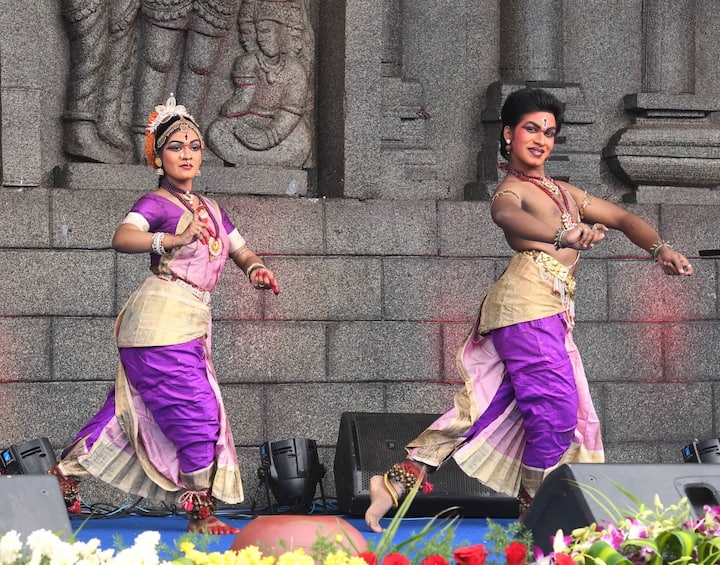 ఆకట్టుకున్న కళాకారుల నృత్యాలు