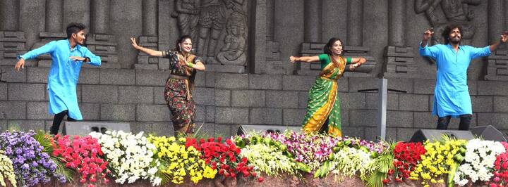 పాటలకు కళాకారుల డ్యాన్సులు