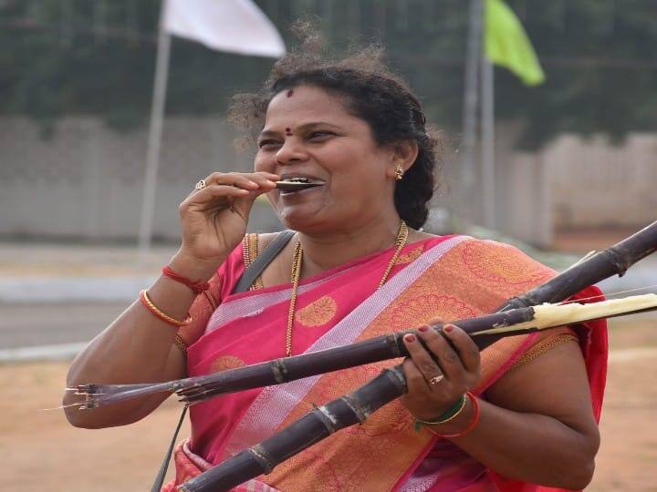 மகிழ்ச்சியுடன் கரும்பை சுவைக்கும் காவலர் குடும்பத்தினர்.