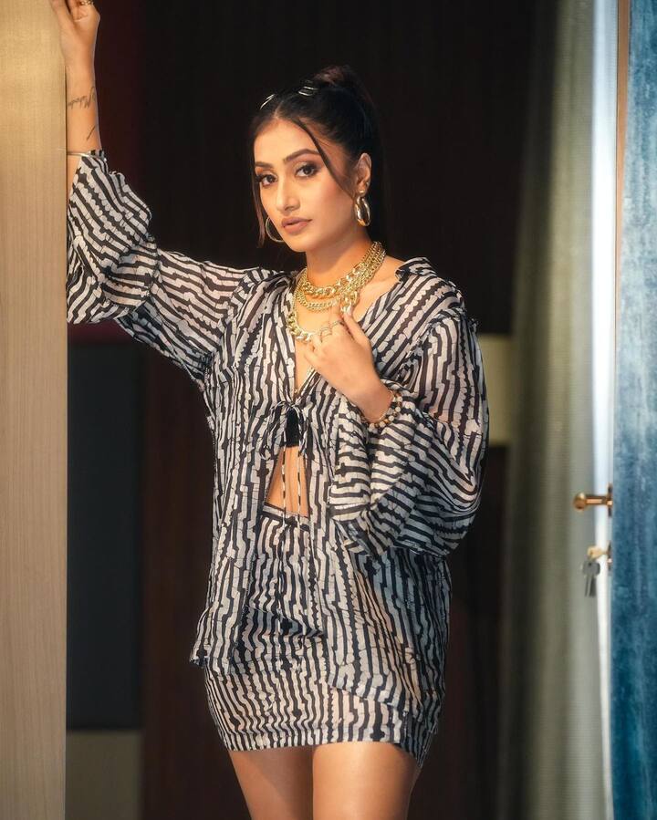 धनश्री एक बेहतरीन डांसर और कोरियोग्राफर हैं, जिनकी कुल संपत्ति $ 3 मिलियन, 24 करोड़ रुपये से अधिक है. लोग उन्हें लोकप्रिय भारतीय क्रिकेटर युजवेंद्र चहल की पत्नी के रूप में भी जानते हैं.