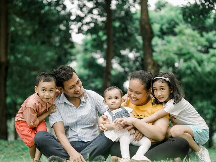 अनेकदा मुले त्यांच्या लाजाळू वागण्यामुळे किंवा अनोळखी वातावरणात सुरक्षित वाटू न शकल्याने असे वागतात. अशा वेळी  पालकांनी मुलांना योग्य त्या टिप्स द्यायला हव्यात.