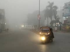 Varanasi Weather: कोहरे ने लगाई वाराणसी की रफ्तार पर ब्रेक, सुबह से छाया रहा घना कोहरा, देखें तस्वीरें