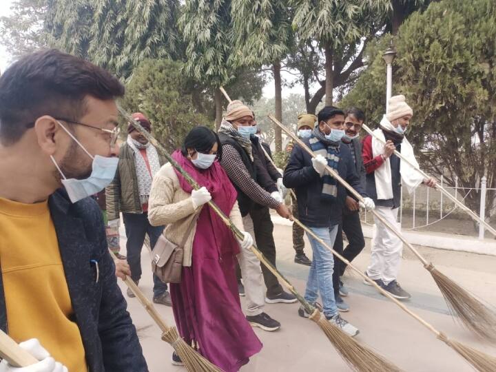 नगर आयुक्त ने कहा कि दोपहर में पुनौरा धाम में श्रमदान कर लोगों को स्वच्छता के लिए जागरूक किया. साथ ही धार्मिक स्थलों पर स्वच्छता बनाए रखने में सबों से मदद ली.
