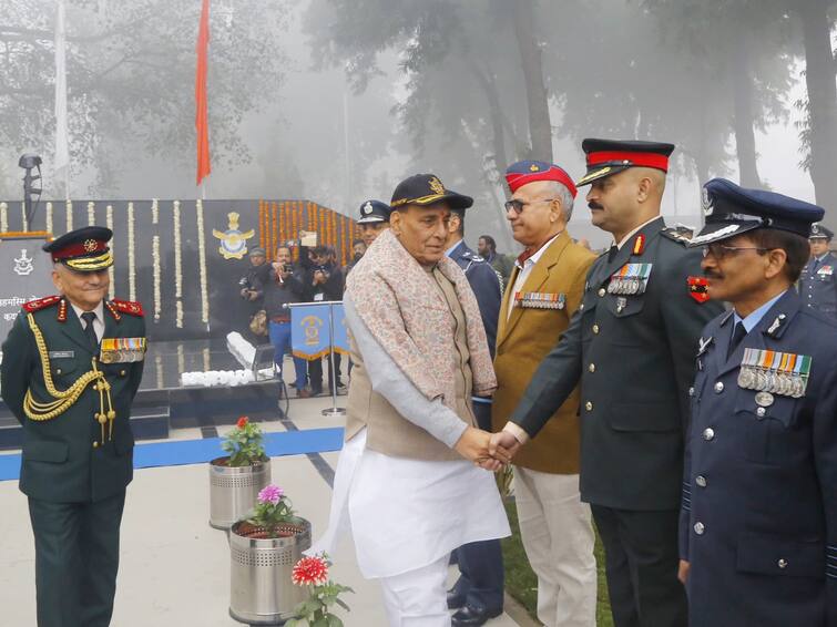 Defence Minister Rajnath Singh Pays Tribute To Ex Servicemen On 8th Armed Forces Veterans Day In Kanpur 'I Salute All Ex-Servicemen': Defence Minister Rajnath Singh On 8th Armed Forces Veterans' Day